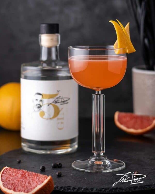 Das Foto zeigt einen Gin Cocktail High Five - Sommerliche Kreation mit Luis Dias Gin N° 5, Grapefruitsaft und Aperol