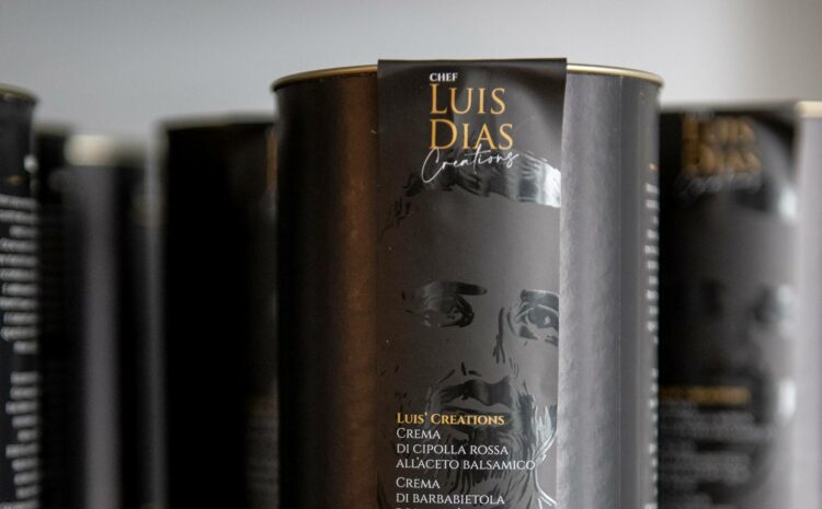Gewürzpasten "TubeORIGINAL Chef Luis Dias Creations" aufgereiht im Regal.