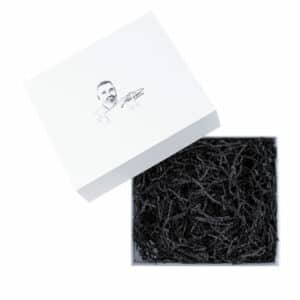 Weiße Geschenkbox mit dem Logo von Luis Dias Profikoch und grauem Füllmaterial.