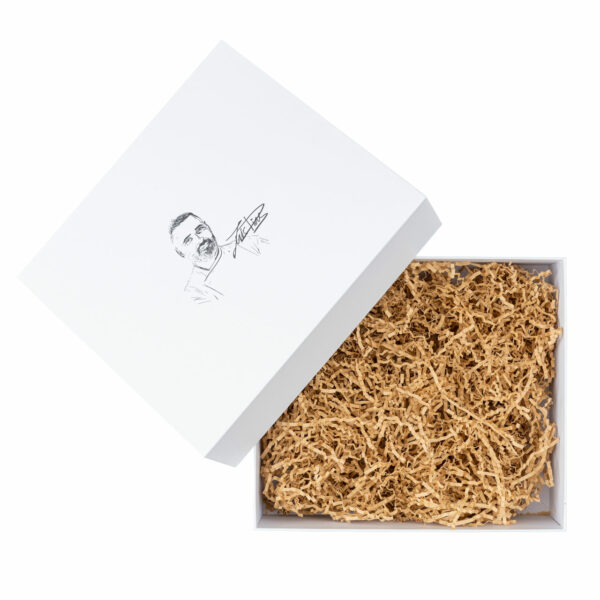 Weiße Geschenkbox mit Luis Dias Profikoch-Logo und Naturfarbenem Füllmaterial.